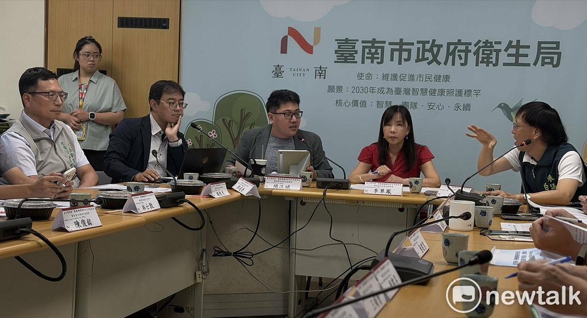 衛生局邀集醫療、學界、法律、消費者保護及相關公協會代表召開研商會議，從現行醫療法、個人資料保護法、病人隱私保護及醫療機構管理實務出發，研議更具操作性的工作指引。 圖：台南市政府提供