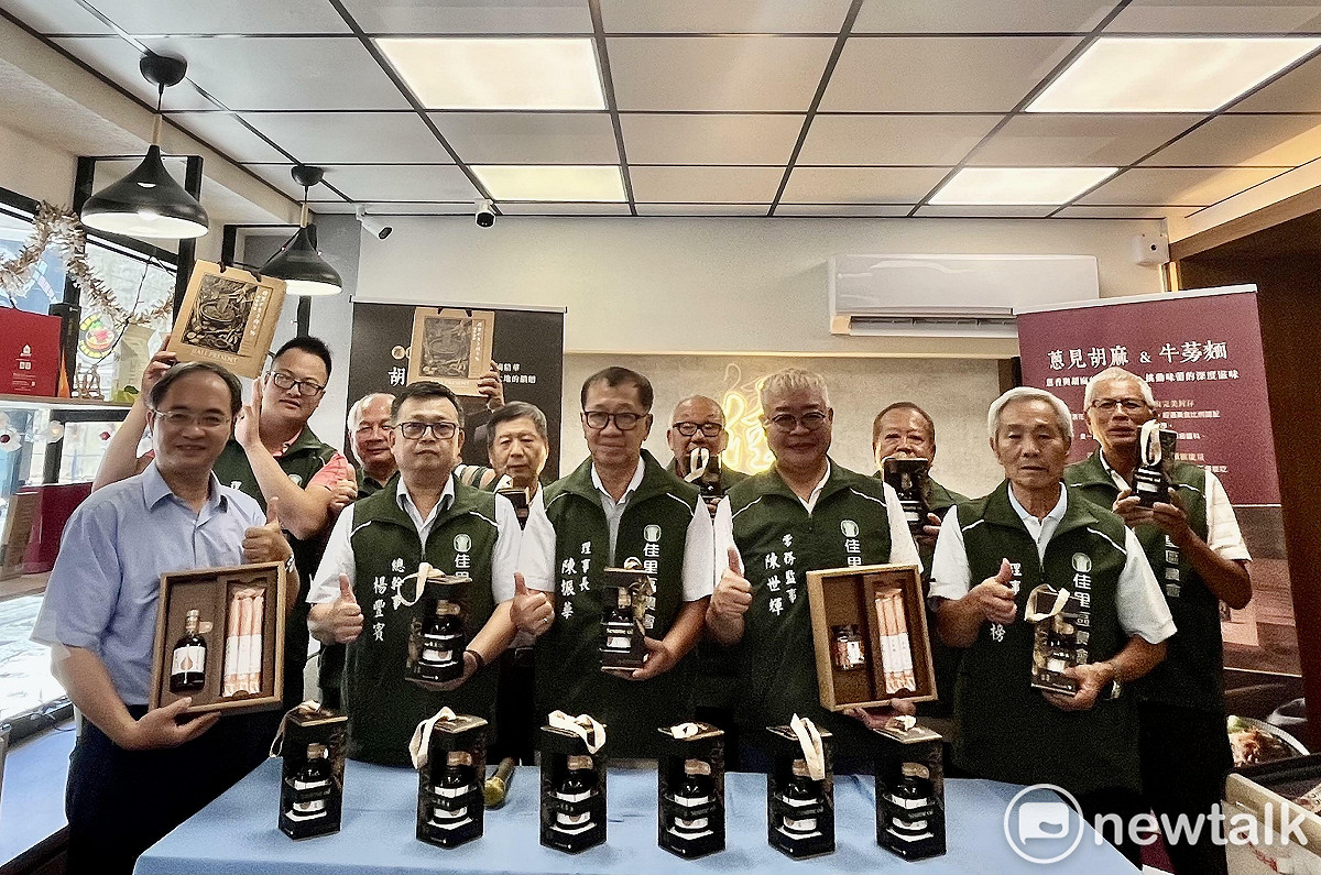 台南佳里優質農產「產銷履歷胡麻油」，由佳里區農會取得農產品產銷履歷驗證證書，成為全國第一個將胡麻油加工產品納入產銷履歷驗證體系之農會，為國內食用油品建立安全溯源新典範。 圖：台南市政府提供