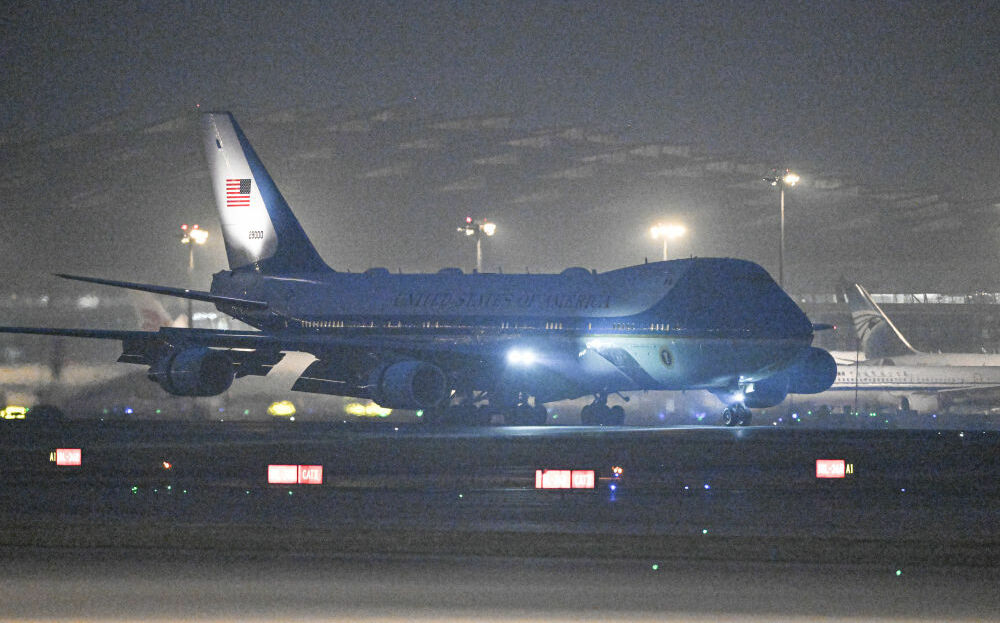 川普抵達中國 「空軍一號」降落北京首都國際機場