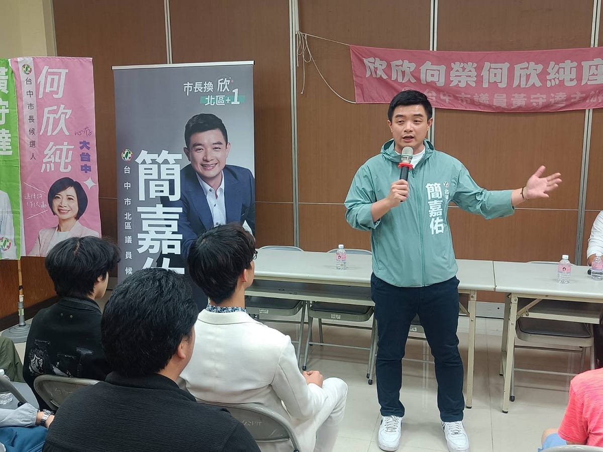 簡嘉佑說：「我知道有些支持者在等陳柏惟，不好意思要等陳柏惟的可以把口水擦一擦，現在是我上車了！」 圖：唐復年/攝