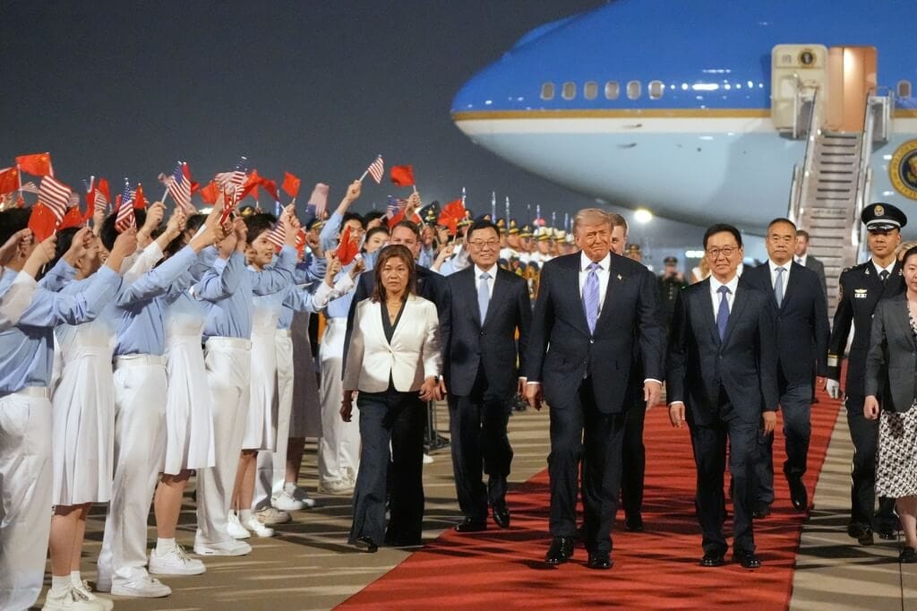美國總統川普（前左）13日晚間抵達北京，中國國家副主席韓正（前右）接機。（美聯社） 圖：中央社提供