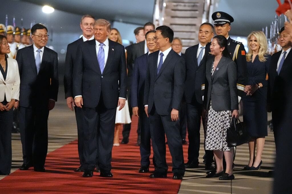 美國總統川普（前左）13日晚間近8時搭乘「空軍一號」專機抵達中國北京首都機場。（美聯社） 圖：中央社提供