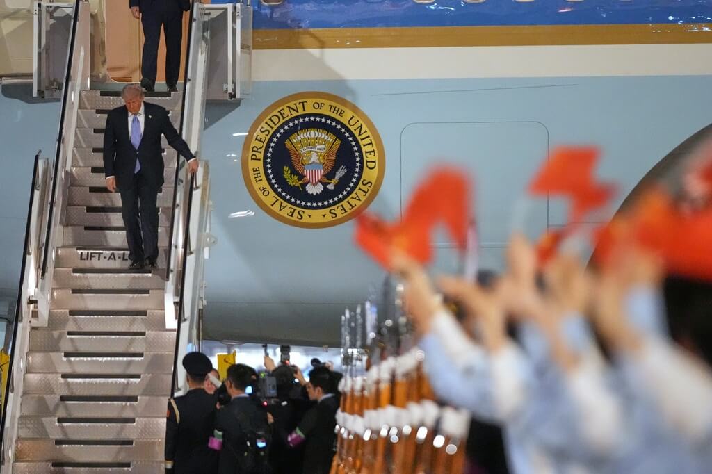 美國總統川普13日晚間搭乘總統專機「空軍一號」抵達北京。（美聯社）