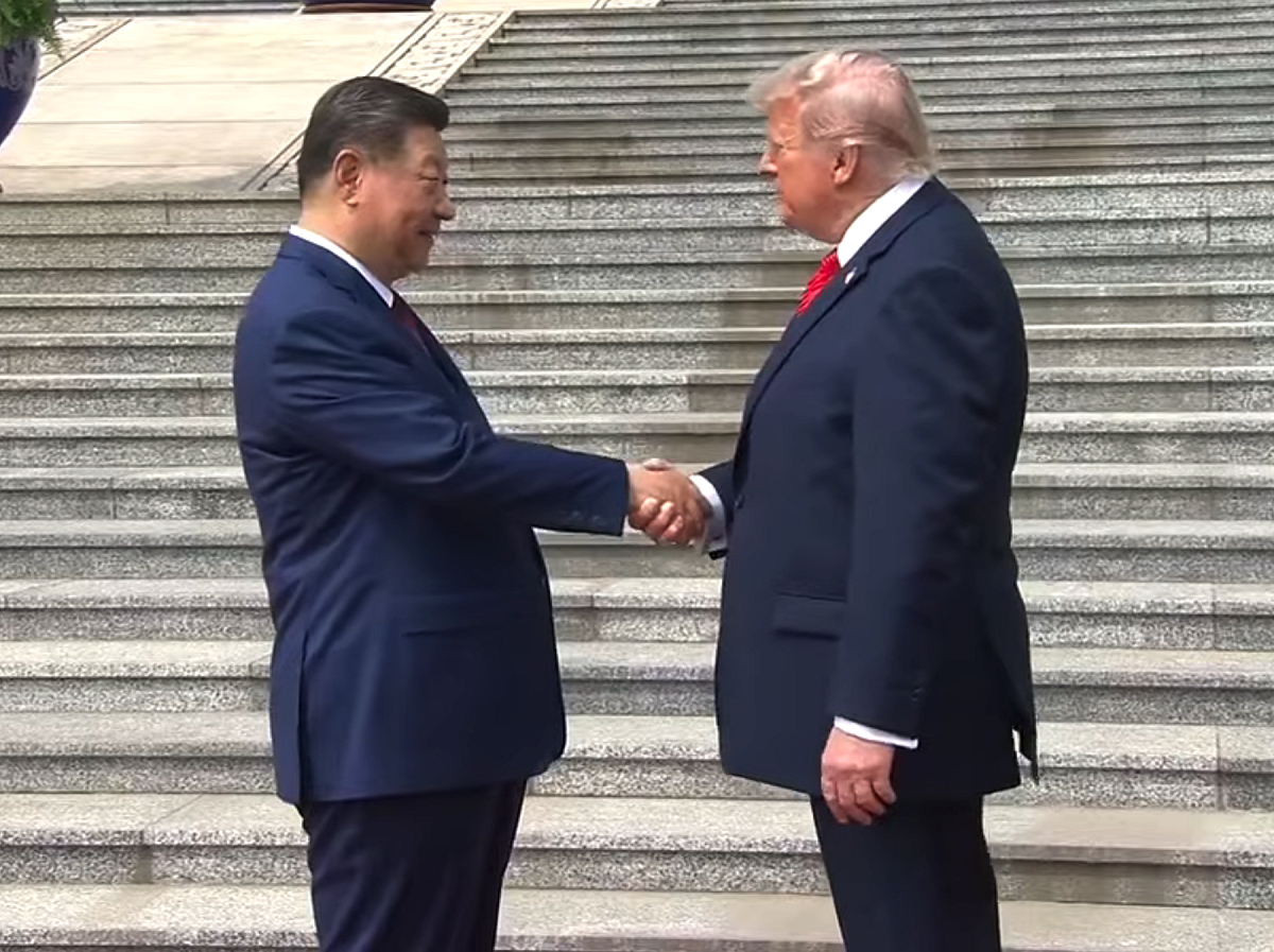 美國總統川普（Donald Trump）與中國國家主席習近平在北京人民大會堂外握手。 圖：翻攝自央視