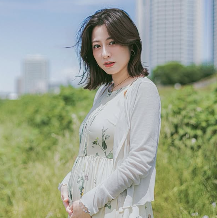 杉本有美昨(13)日無預警在社群平台發布喜訊，證實自己已經再婚，並曬出孕肚照宣布懷孕。 圖：翻攝自杉本有美IG