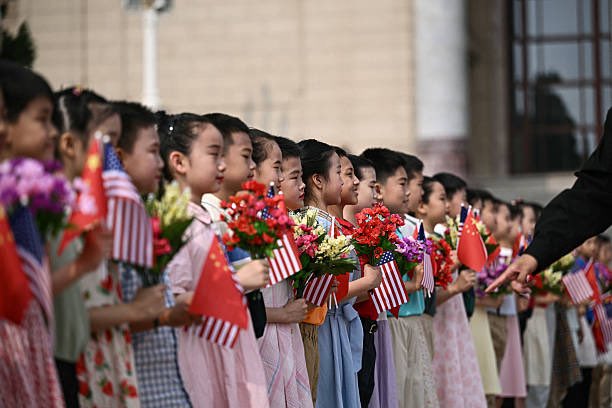 中國人民大學學者石銀紅指出，過去十年經驗已使北京認知到，高規格禮遇未必能改善雙邊關係；中國與全球化研究中心主任王輝耀亦認為，本次訪問行程緊湊，重點在於處理實質問題，而非形式上的盛大儀式。 圖:翻攝自X帳號@ginamilan_