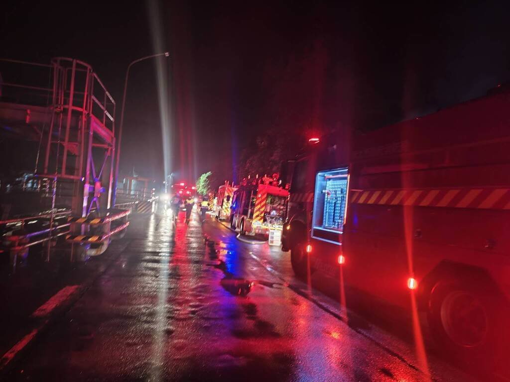 新北市萬里區第二核能發電廠內1層鐵皮倉庫14日凌晨發生火警，現場冒出火煙，消防局派遣人車前往灌救，所幸無人受傷。（讀者提供）中央社記者王朝鈺傳真　115年5月14日
