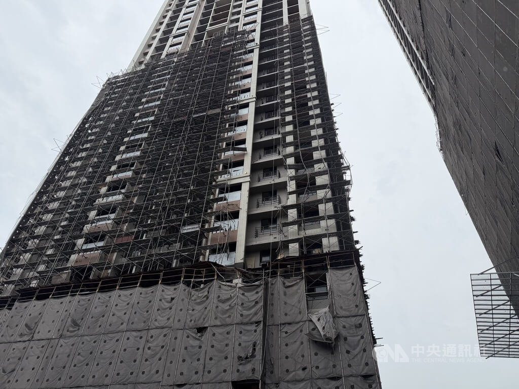 新北市新莊區1處工地鷹架14日上午倒塌，1名工人高處墜落送醫搶救，另1名在地面的工人被鷹架壓傷送醫不治，新北市政府工務局立即派員到場勘查，已勒令停工釐清事故原因並開罰。（翻攝照片）中央社記者曹亞沿傳真　115年5月14日