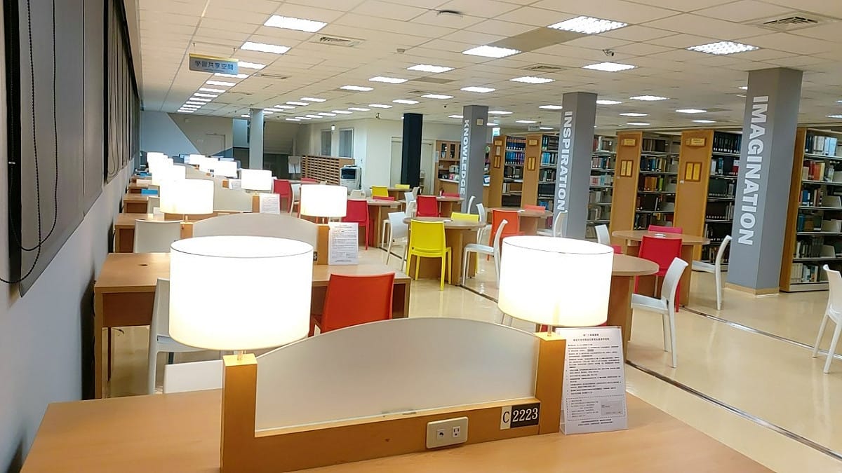 輔大圖書館有女學生的水壺遭校友取走，加入體液後放回。 圖：取自輔仁大學圖書館
