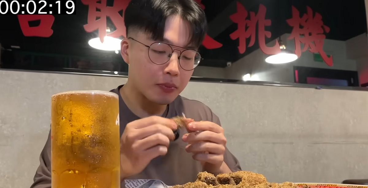 吃貨豪豪近期到台北一家餐酒館進行「雞翅大胃王」挑戰，只要在時間內吃完指定食物就可以免單。然而在豪豪完成挑戰後，店家又要求他重新將雞骨頭啃乾淨，並收取1000多元的低消。 圖：翻攝自吃貨豪豪YT頻道