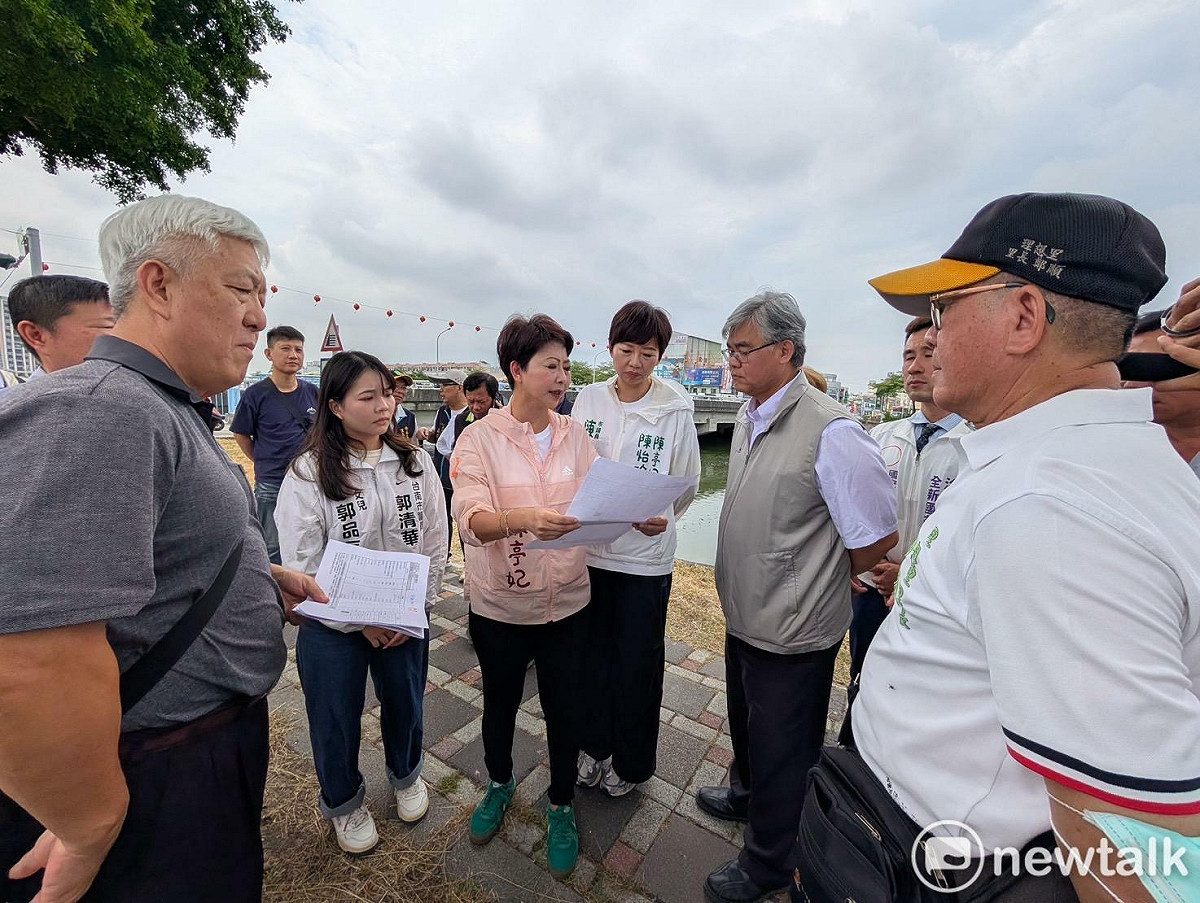 陳亭妃邀集台灣電力公司、台南市政府工務局及安南區公所等相關單位到場會勘，並且由台電公司提出安通路五段、六段的電線地下化的初估經費需近一億元。 圖：陳亭妃服務處提供