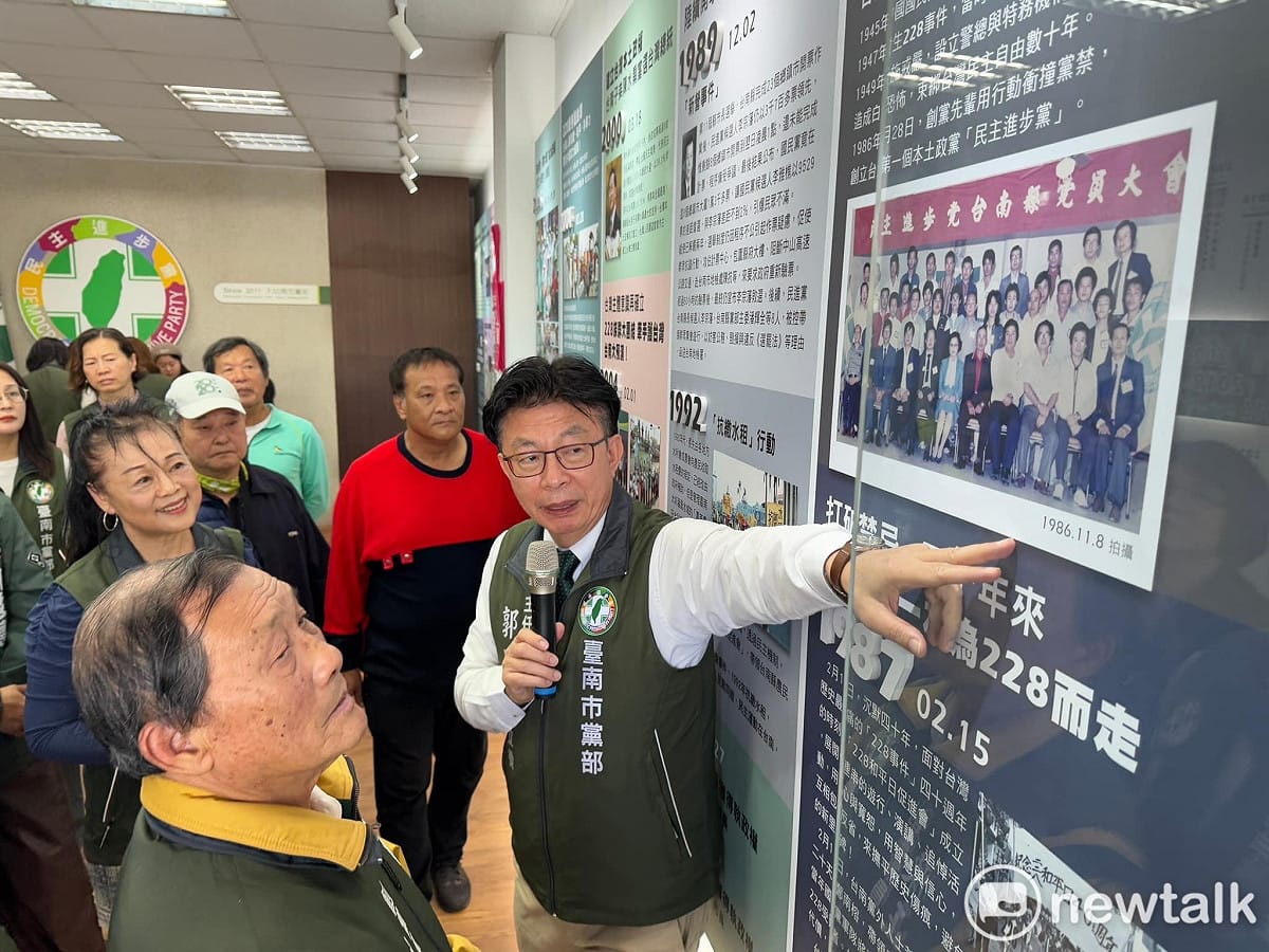郭國文在民治新營黨部，設立了一面歷史牆，紀載了民進黨成立以來，重要事件以及爭取自由民主的過程。 圖：郭國文服務處提供