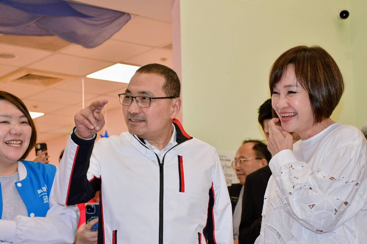 國民黨高雄市長參選人柯志恩赴新北市公共托育中心參訪，新北市長侯友宜也到場陪同。 圖：柯志恩辦公室/提供