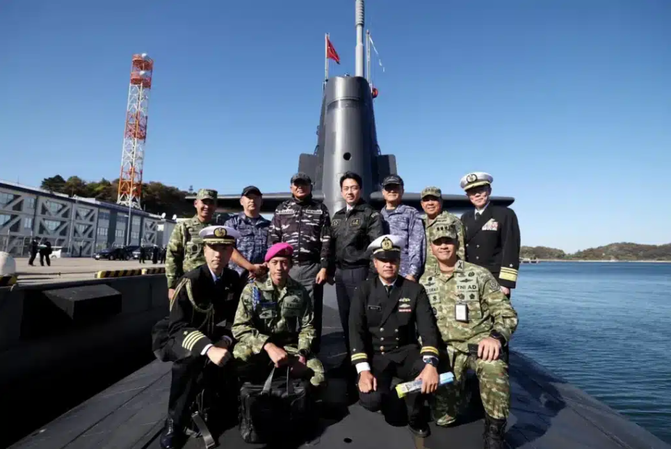 2025年，印尼和日本防衛大臣在橫須賀的「人形號」兩棲攻擊艦上。 圖:翻攝自印尼防衛部