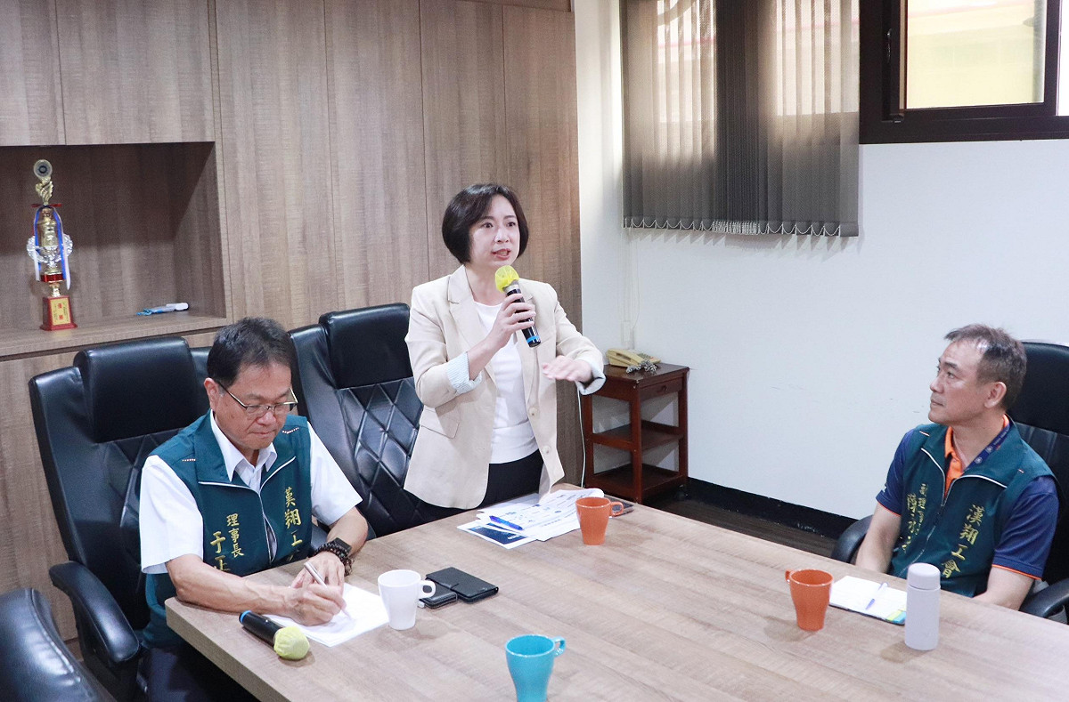 何欣純走訪全國航太產業領頭羊「漢翔航空工業」工會，與理事長于正道及工會幹部深入座談。 圖：何欣純辦公室/提供
