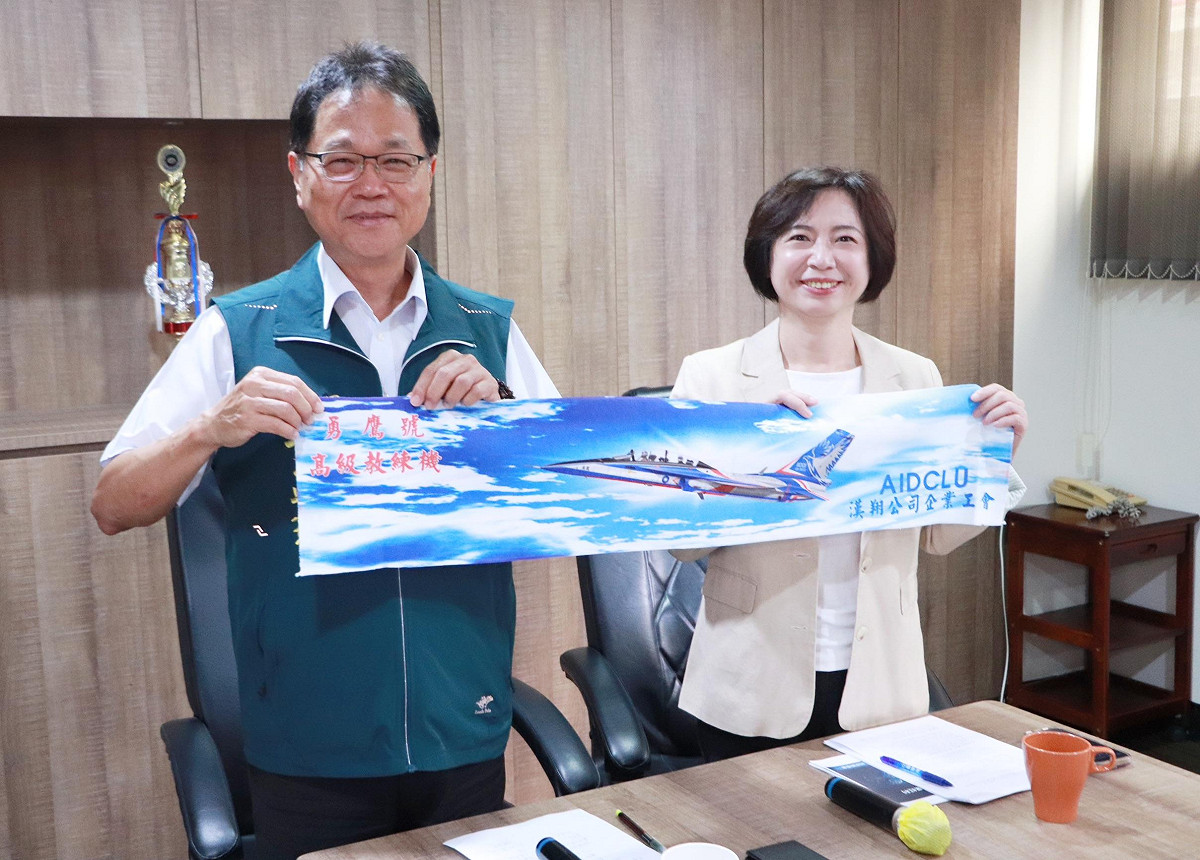 何欣純走訪全國航太產業領頭羊「漢翔航空工業」工會。 圖：何欣純辦公室/提供