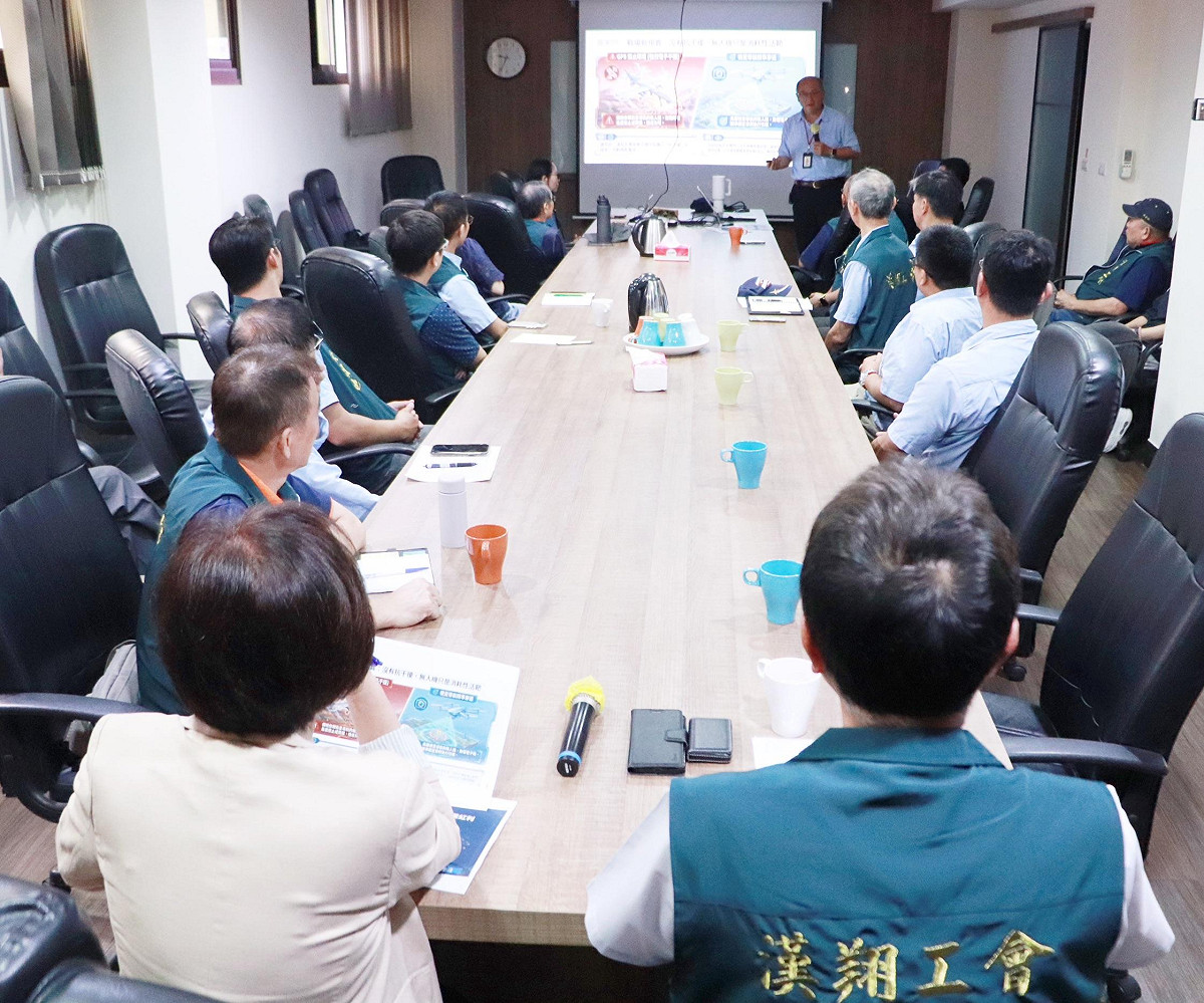 何欣純走訪全國航太產業領頭羊「漢翔航空工業」工會，與理事長于正道及工會幹部深入座談。 圖：何欣純辦公室/提供