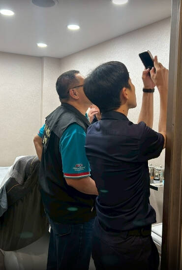 台中市衛生局與警方聯合稽查樂菲診所。 圖：台中市府提供