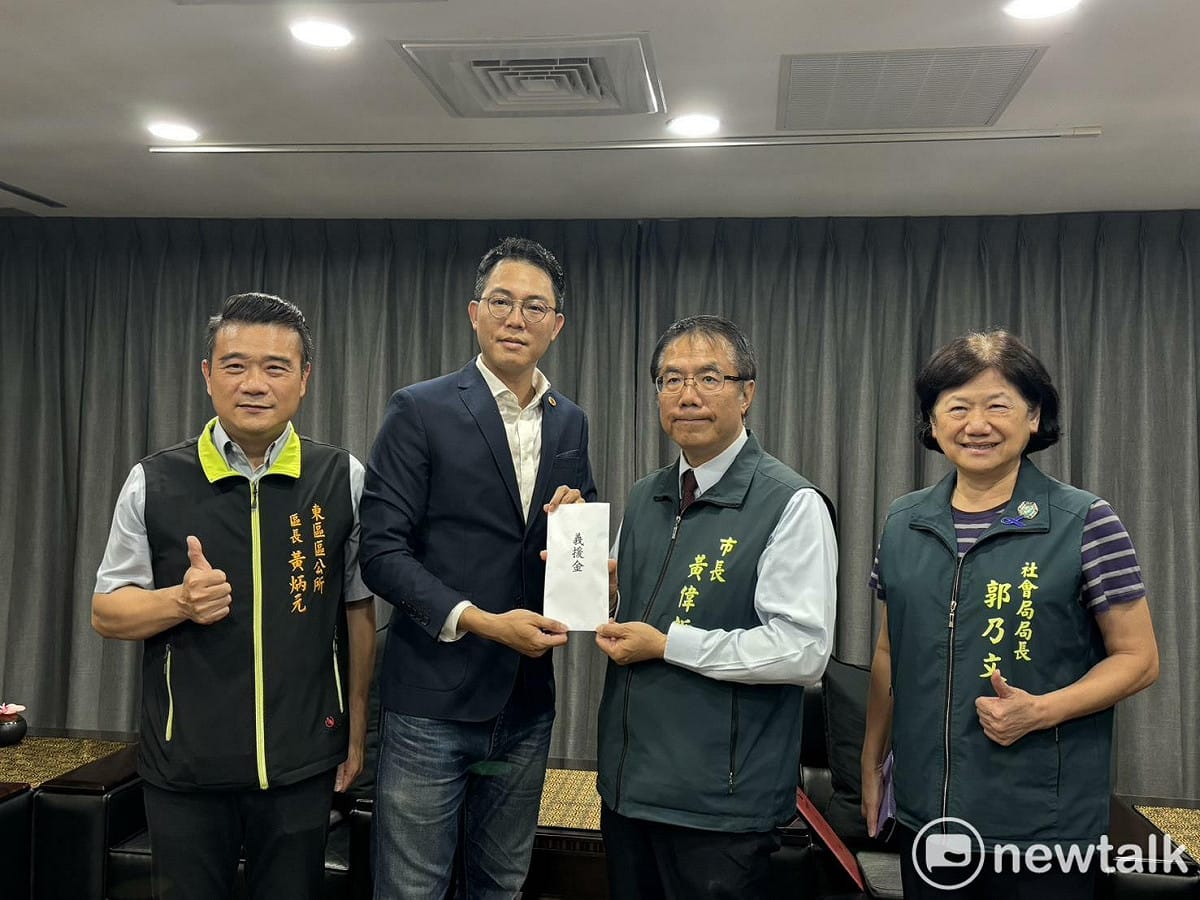 日本菊池市為台南東區友好交流城市，去年該市得知台南遭遇風災，民間主動為援助台南發起募款，今日台南市議員李宗霖與東區區長黃炳元拜會市長黃偉哲，轉交捐款20萬日幣，傳遞來自菊池市民的關懷與支持。 圖：台南市政府提供