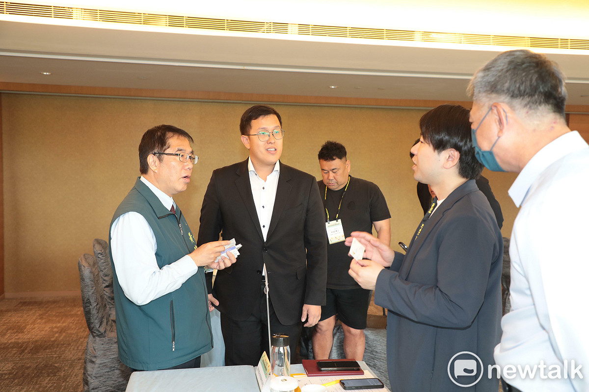 「2026年台南熱帶水果及農產品國際採購日」登場。台南市長黃偉哲逐一向來自加拿大、日本、新加坡、馬來西亞及澳大利亞等5國共13位重量級買主親切問候，除了表達誠摯歡迎，更展現市府團隊積極協助優質農產外銷、開拓全球市場的決心。 圖：台南市政府提供