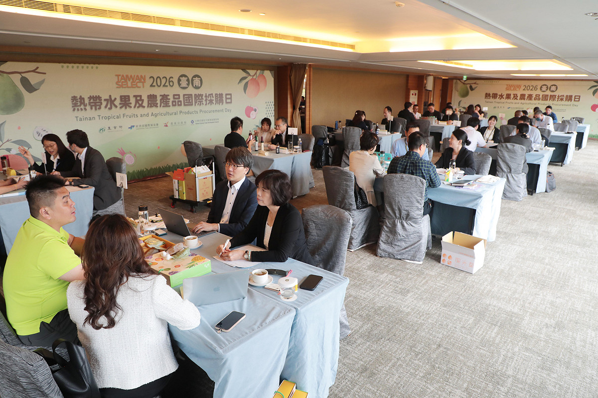 「2026年台南熱帶水果及農產品國際採購日」登場，加拿大、日本、新加坡、馬來西亞及澳大利亞等5國共13位重量級買主齊聚會場，場面熱烈。 圖：台南市政府提供
