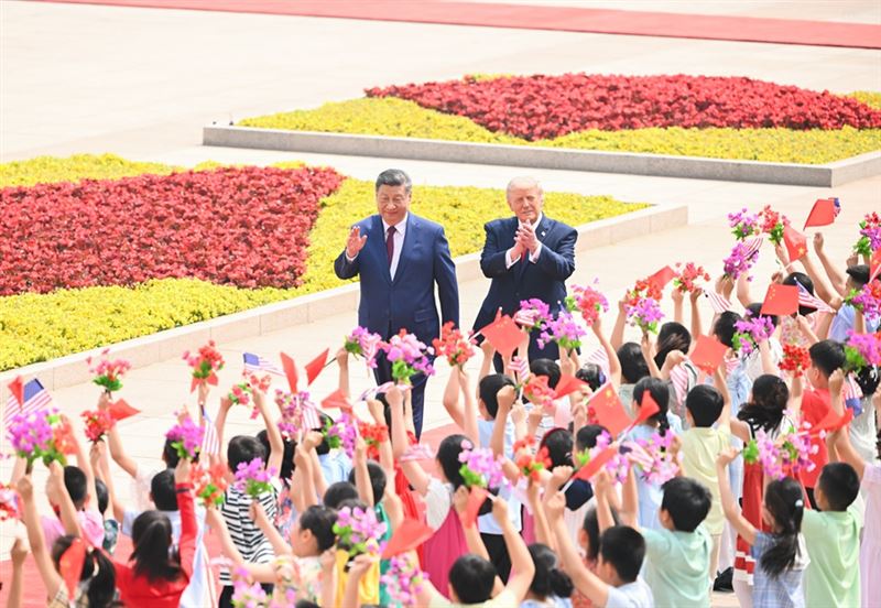 中國國家主席習近平14日上午，在人民大會堂東門外廣場為美國總統川普舉行歡迎儀式。 圖：翻攝新華社網站
