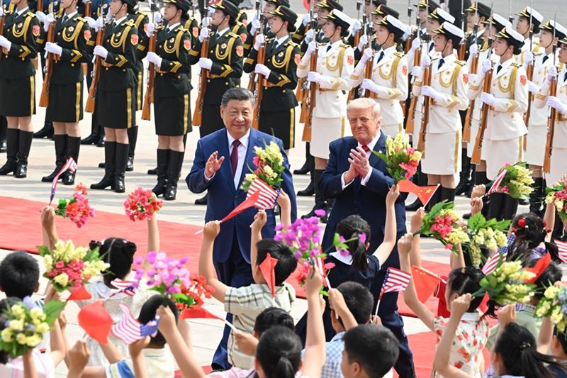 中國國家主席習近平14日上午，在人民大會堂東門外廣場為美國總統川普舉行歡迎儀式。 圖：翻攝新華社網站