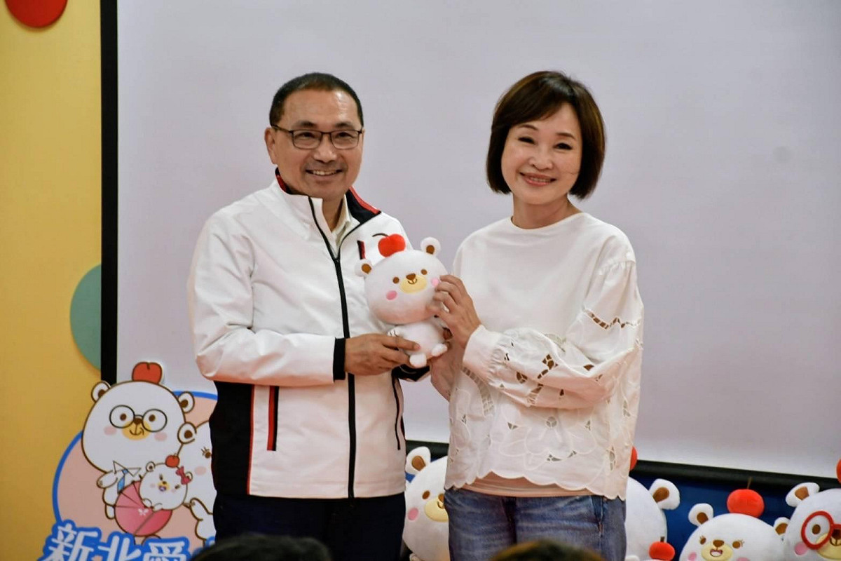 侯友宜(左)高度肯定柯志恩提出的「育兒三箭」政策。 圖：柯志恩服務處/提供