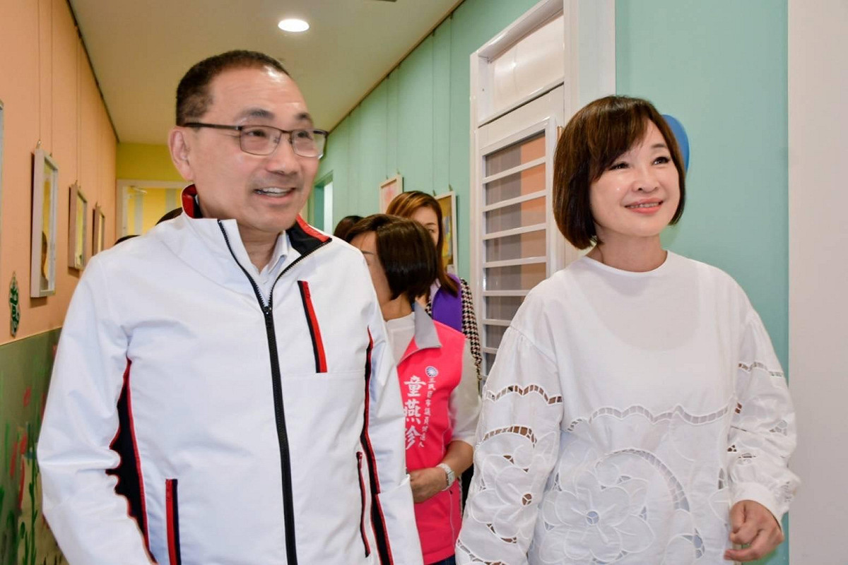 侯友宜(左)為柯志恩(右)導覽新北市公共托育中心。 圖：柯志恩服務處/提供