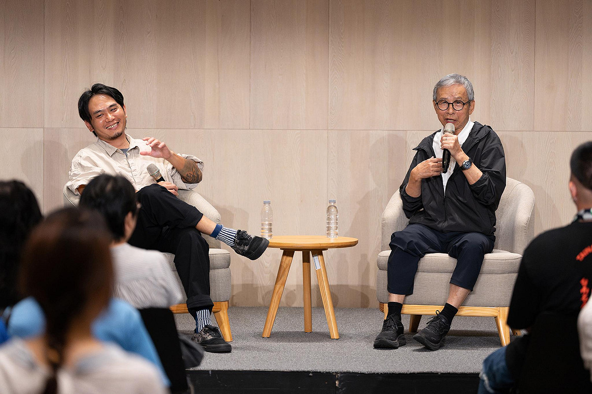 高雄衛武營會員講座中，吳念真(右)打趣說會用楊大正(左)當演員，完全是因為他有「台灣臉」。 圖：綠光劇團/提供