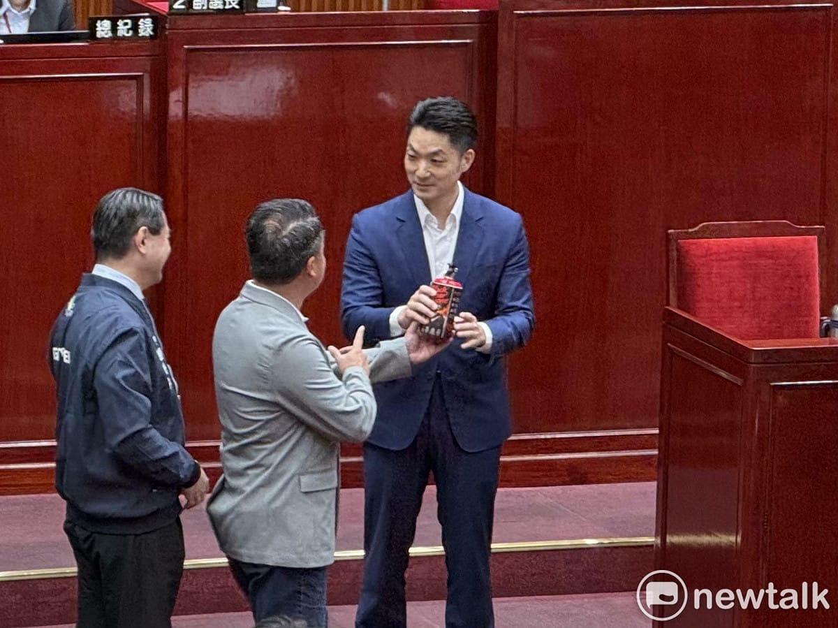 民眾黨台北市議會黨團張志豪贈送台北市長蔣萬安「防熊噴霧」。 圖：周煊惠 / 攝