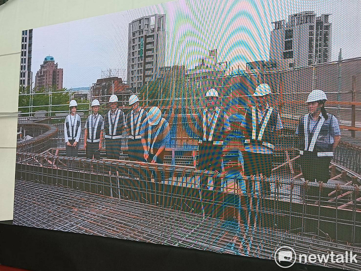 施工團隊象徵性將鋼梁鎖上。 圖：唐復年/攝