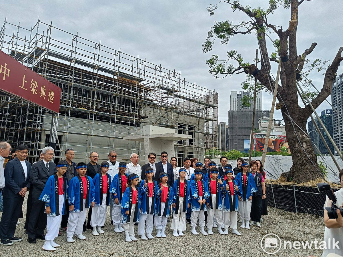 「童書之森．臺中」座落於秋紅谷景觀生態公園，整體設計以「為未來孵的蛋」為靈感，打造以森林包覆的橢圓形建築。 圖：唐復年/攝