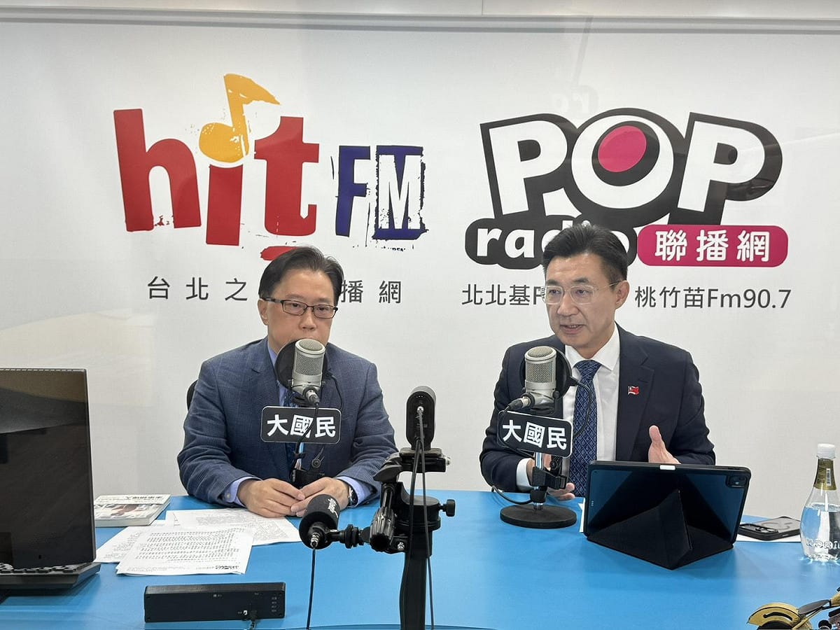 立法院副院長江啟臣接受《POP大國民》節目專訪，與主持人鈕則勳針對台中未來施政願景及美中台局勢展開深度對談。 圖：江啟臣辦公室/提供