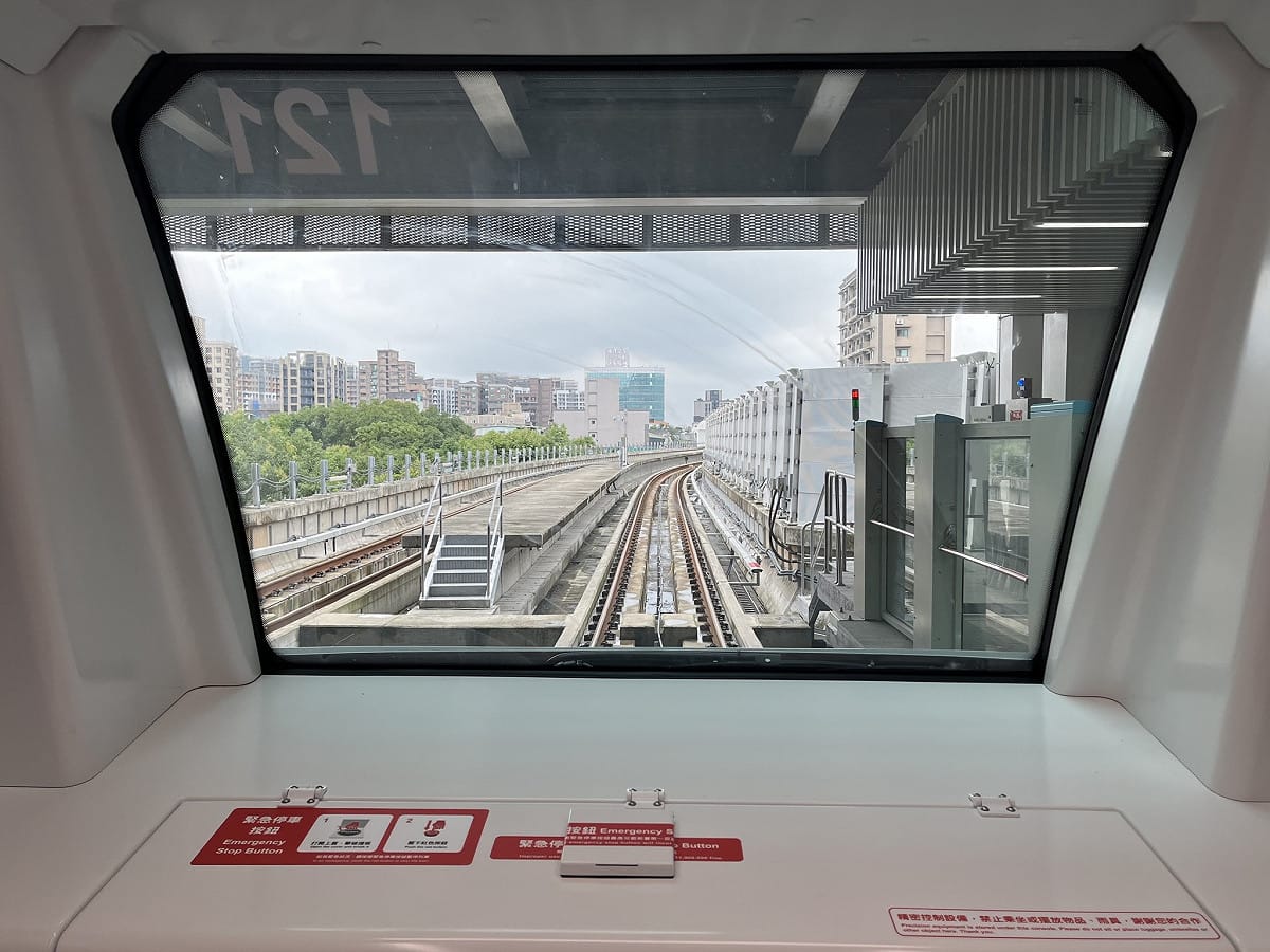 三鶯線列車的車頭或車尾，可以看到由蓋板蓋住、貼有告示的「緊急煞車按鈕」。 圖：翻攝自新北捷運局臉書