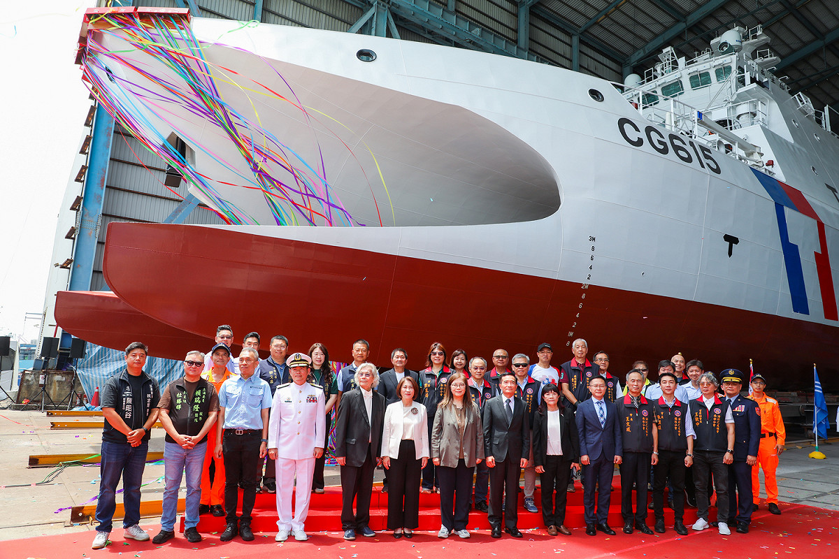 海洋委員會海巡署艦隊分署今（15）日於中信造船股份有限公司舉行「600噸級巡防艦第12艘CG-615命名下水典禮」。圖為來賓大合影。 圖：海巡署提供