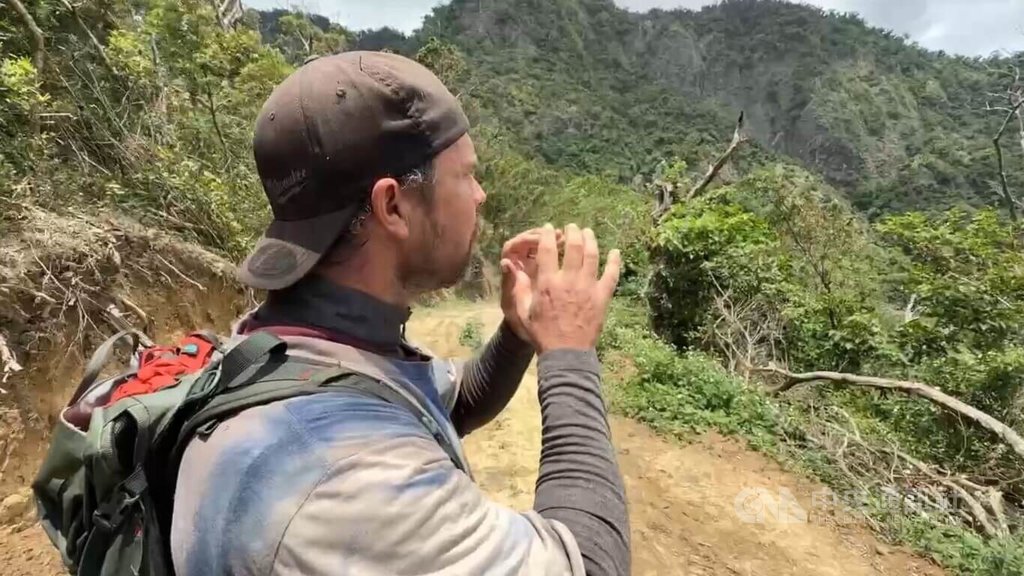 受困海岸山脈峭壁山洞7天的澳洲籍男子馬修（圖）15日在台東縣消防局搜救隊伍協助下平安下山。他說，想放棄時，就吹隨身攜帶的薩克斯風，希望有人聽到，還有讀聖經等待救援。中央社記者盧太城台東攝　115年5月15日