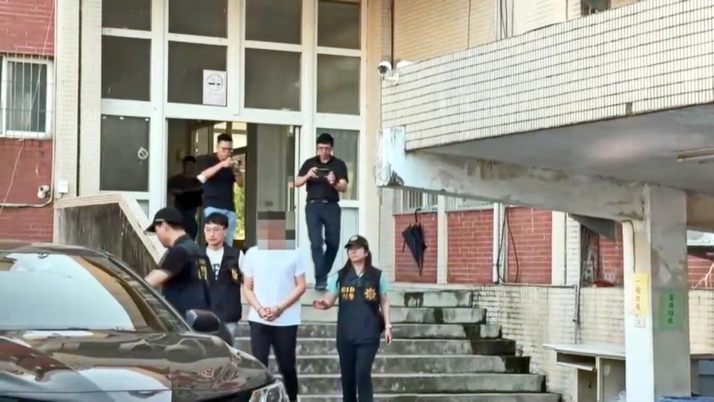雲林北港朝天宮董事長蔡咏鍀兒子蔡晉財（白衣者）涉「強迫下跪」暴力案，警方近日借提偵訊，移送台灣雲林地方檢察署偵辦。（讀者提供）中央社記者蔡智明傳真　115年5月15日