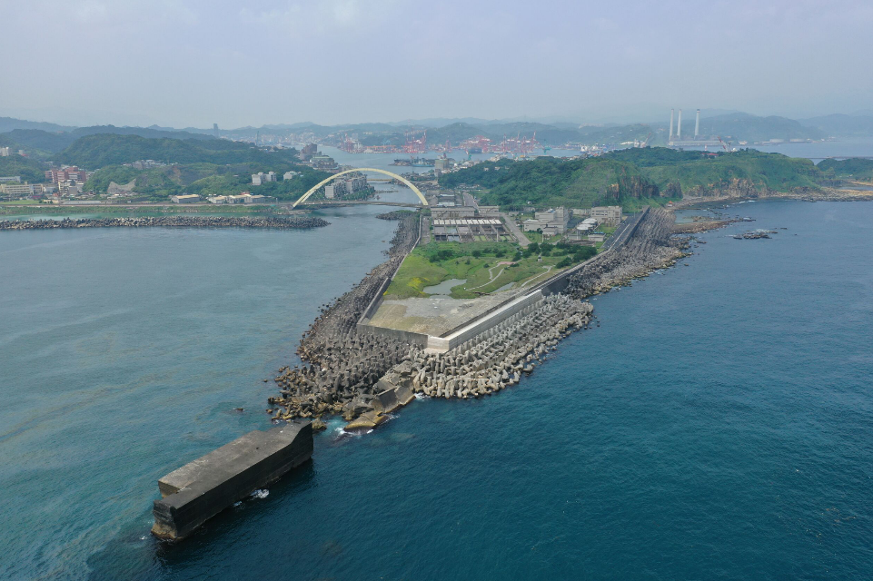 和平島水資源回收中心以處理基隆市市民產生之生活污水為主，主要涵蓋基隆市中正、信義、仁愛、中山等行政區，服務人口約19萬3千人，污水經過處理後一部份放流至海洋，另一部分由回收水機房為廠區用水及再利用。 圖：內政部國土管理署／提供