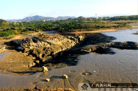 早在 2014 年 12 月時，廊廖村就曾發生過大面積的地面坍塌事件，網友們也呼籲當局盡快釐清事故發生的具體原因。 圖：翻攝自 廣西新聞網