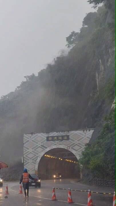 公路局公布當時的畫面，可以看到在上方土石變成瀑布紮在隧道上方，施工人員冒著生命危險戒護，30多輛車依序撤離，畫面讓人膽戰心驚。 圖：公路局／提供