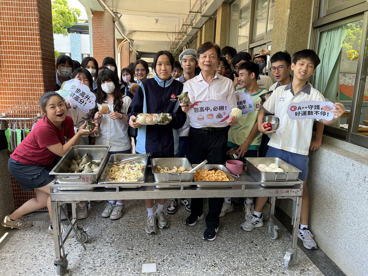 替考生加油打氣，台南市各國中除了持續進行考前重點複習，更於午餐時間特別推出別具巧思的「祝福應援套餐」，每一道料理不僅兼顧營養均衡，更蘊含師長對孩子們「勢在必得」的深深期許。 圖：台南市政府提供