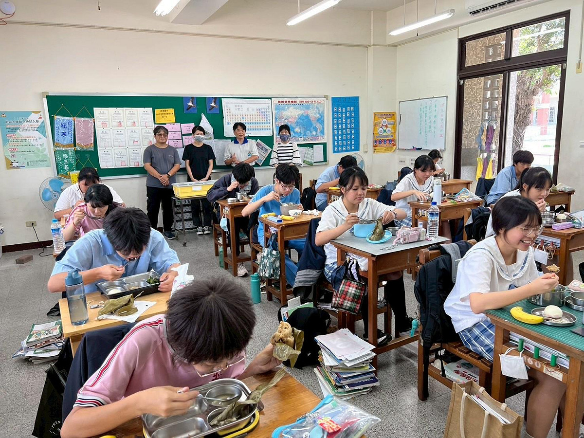 替考生加油打氣，台南市各國中除了持續進行考前重點複習，更於午餐時間特別推出別具巧思的「祝福應援套餐」，每一道料理不僅兼顧營養均衡，更蘊含師長對孩子們「勢在必得」的深深期許。 圖：台南市政府提供