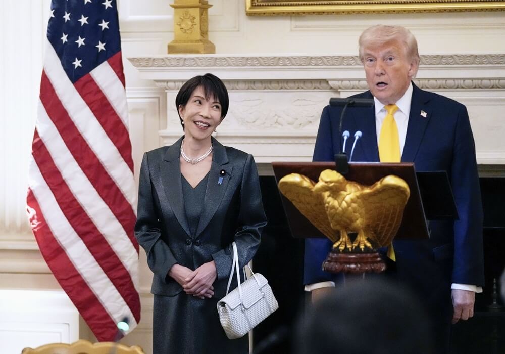 日本首相高市早苗（左）今年3月訪美，在白宮晚宴上觀看美國總統川普（右）發表談話。（共同社） 圖：中央社提供