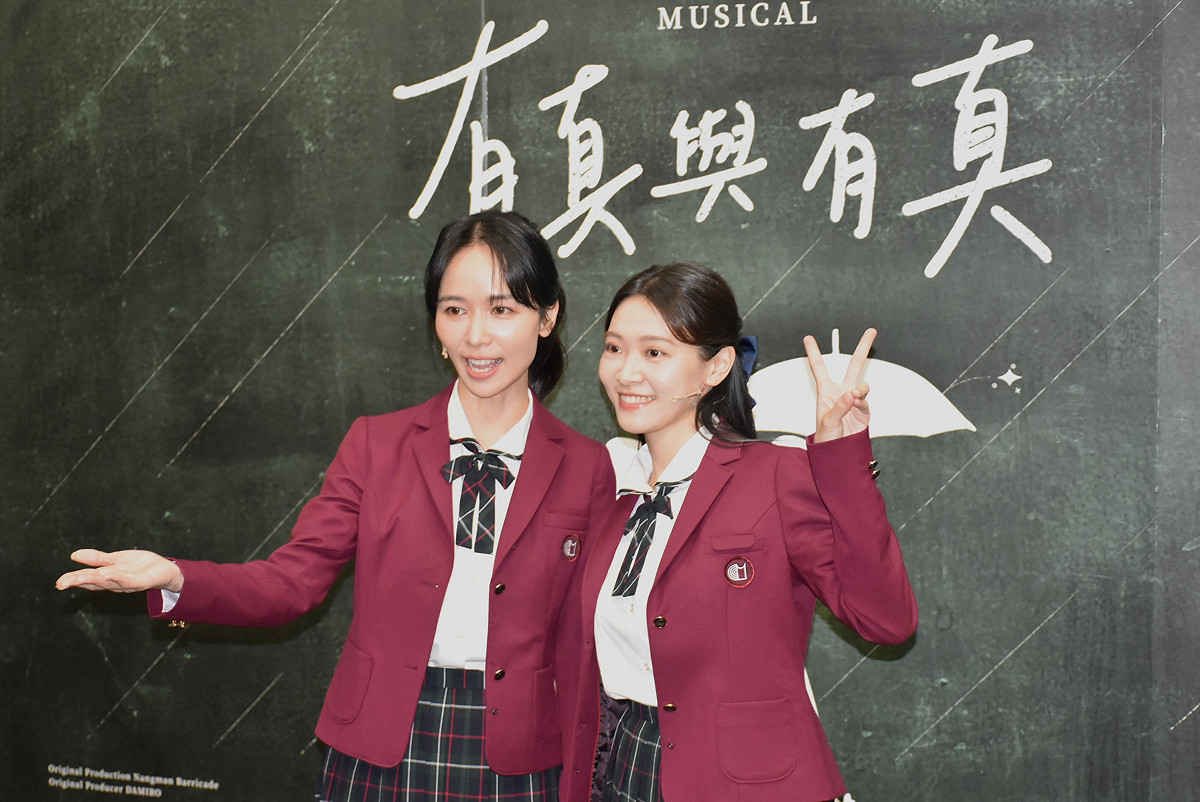 陳明珠(左)攜手康雅婷(右)共同演出韓國療癒系音樂劇《有真與有真》。 圖：孫家銘/攝