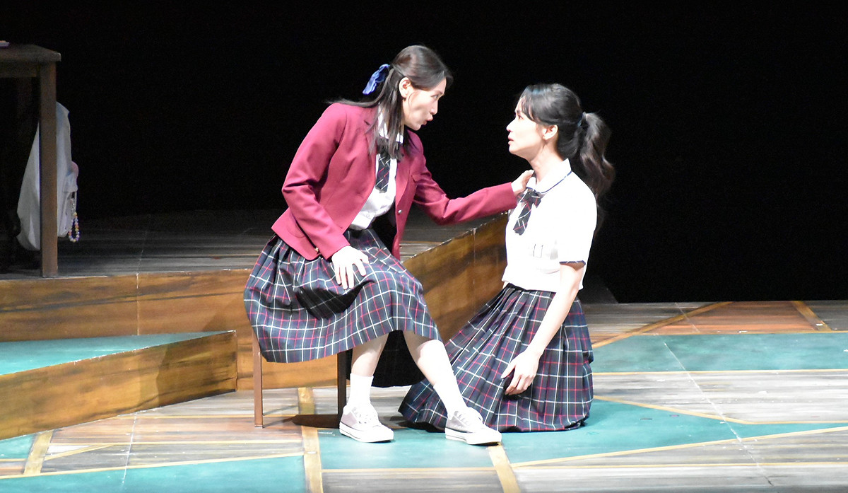 2個演員飾演多個角色，考驗臨場反應。 圖：孫家銘/攝