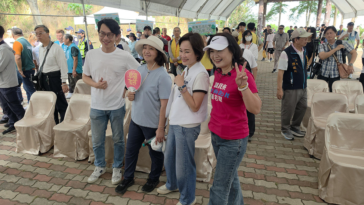 柯志恩(前排右二)參與觀音山清淨山林齊步走環保淨山活動。 圖：柯志恩服務處/提供