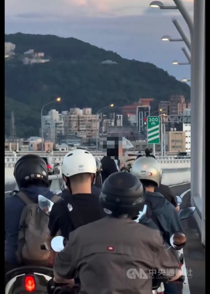 有民眾15日晚間在淡江大橋機車道上，疑因看風景減速，被按喇叭後還下車與人爭吵。警方依監視畫面追蹤車號，依違反道交條例開罰6000元以上罰鍰。（翻攝畫面）中央社記者曹亞沿傳真　115年5月16日