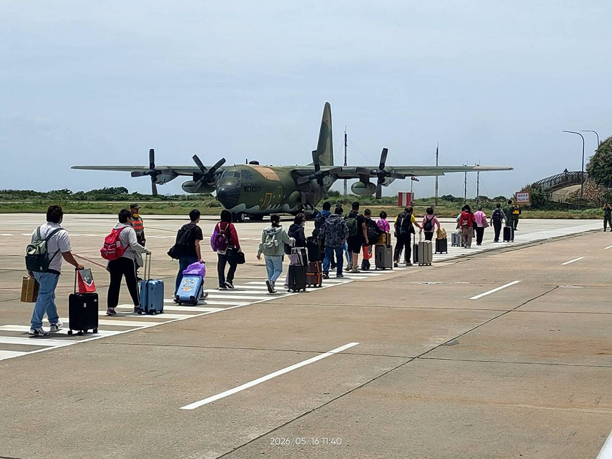 民航局指出，今日因空運客滿、海運停航，啟動疏運C計畫，請軍方支援軍機，協助疏運馬祖旅客。 圖：民航局／提供