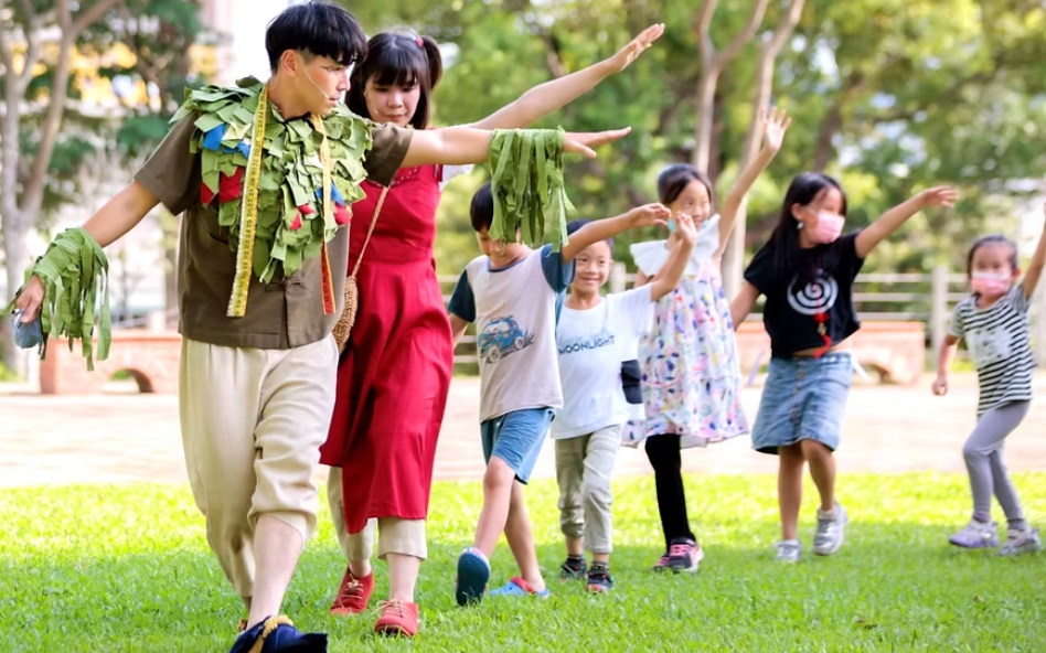劇場舞台選定於三峽中山公園大樹下，將自然環境融入故事場景。 圖：新北市政府觀光旅遊局／提供